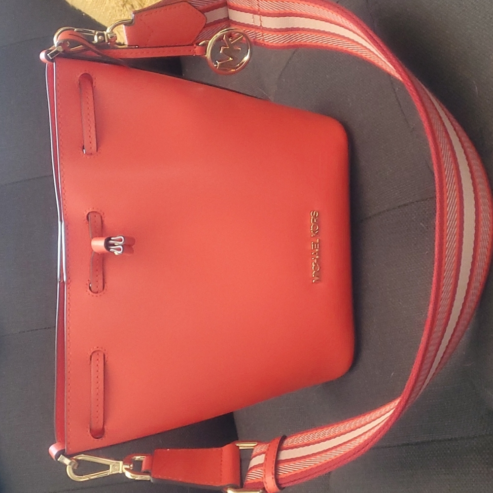 Offers welcome ⭐️ Michael Kors coral mini bucket bag